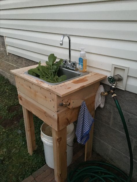 Outdoor Sinks Diy, Outdoor Garden Sink, Outside Sink, Outdoor Sink, Outdoor Kitchen Sink, Pallet Projects Garden, Garden Sink, Outdoor Sinks, Potting Bench