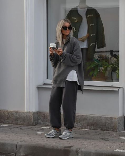 Mila Larina on Instagram: "Monday look." Mila Larina, Oversized Sweatpants Outfit, Chic Sweatpants Outfit, Street Style Summer Casual, Sporty Mom, Simple Work Outfits, Casual Mom Style, Outfit Ideas Casual, Womens Winter Fashion Outfits