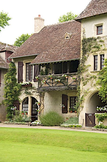 Vintage Country House Exterior, French Country Side House, Cottage Style Mansion, Country Cottage Exterior, Old French Country House, French Cottage Exterior, French House Design, French Country House Exterior, French Cottage Home