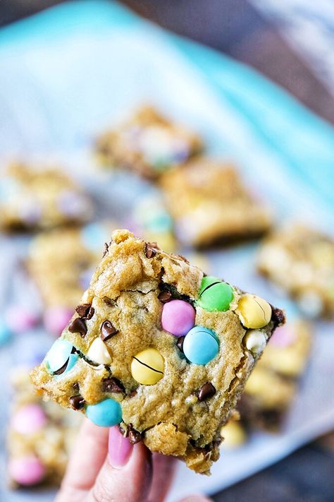 The perfect Easy Easter Dessert idea. Easter M&M'S Cookie Bars These cookie bars are a reader favorite and I've updated them with colorful pastel M&M'S for Easter. Loaded with M&M'S, white chocolate chips and mini chocolate chips, they bake up golden brown and delicious. #dessert #baking #easydessertrecipes Easter Desserts For A Crowd, Easter Cookie Bars, Milk Chocolate Chip Cookies, Biscuits Graham, Magic Cookie Bars, Easy Easter Desserts, Biscuit Bar, Traditional Easter, Easter Snacks