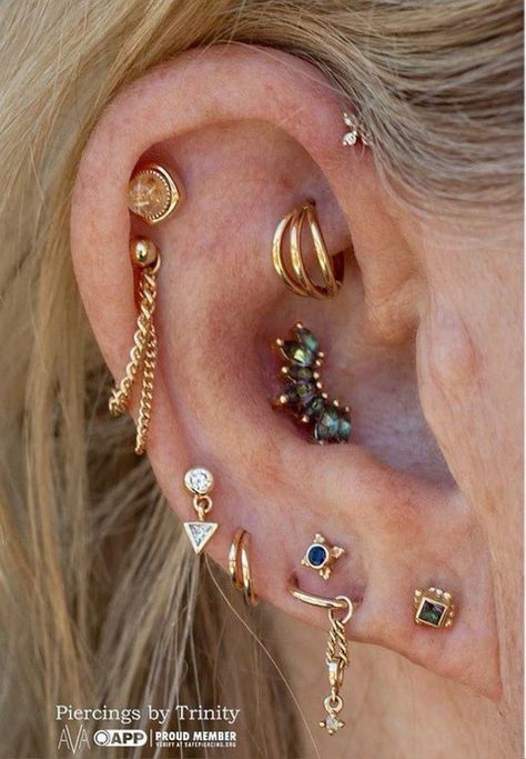 Cluster Ear Piercing, Celestial Ear Curation, Wedding Piercings, Heavily Pierced Ears, Gold Ear Curation, Conch Piercing Ideas, Ear Piercing Curation, Piercing Curation, Making Beaded Jewelry