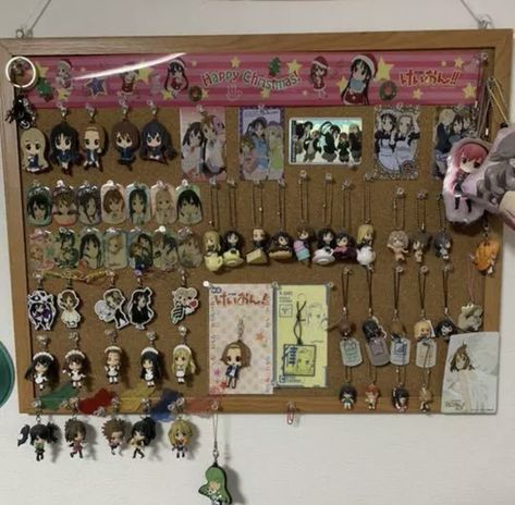 K On Keychain, Keychain Collection Display, Keychain Board, Cork Board Ideas For Bedroom, Cork Board Ideas, Keychain Collection, Otaku Room, K On, Room Setup