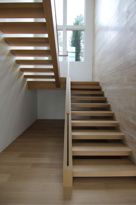 Intricate Woodwork, Staircase Styles, Modern Japanese Architecture, Timber Stair, Staircase Interior Design, Open Stairs, Glass Railings, Timber Staircase, Contemporary Staircase