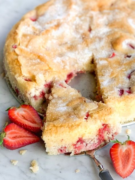 French Strawberry Cake – Michellesipsandsavors Smores Dessert, Desserts Keto, Strawberry Dessert Recipes, Strawberry Cake Recipes, Brownie Desserts, Oreo Dessert, Strawberry Pie, Strawberry Desserts, Baking Pan