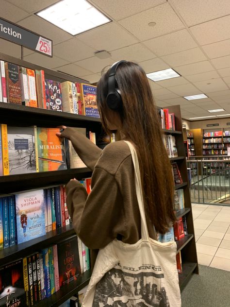 Bookstore Aesthetic, Nerd Aesthetic, Downtown Aesthetic, Library Aesthetic, Nerdy Girl, Aesthetic Fall, Nerd Girl, Chuck Norris, Rory Gilmore