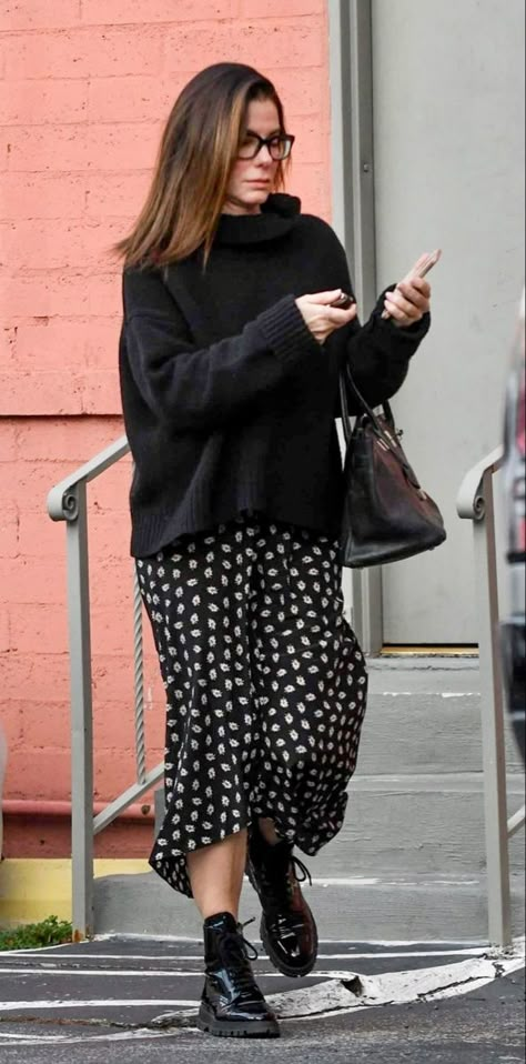 90s Sandra Bullock Fashion, Celeb Street Style 2023, Sandra Bullock 90s Style, 90s Sandra Bullock, Sandra Bullock 90s Outfits, Sandra Bullock Aesthetic, Sandra Bullock Fashion, Sandra Bullock Outfits, Sandra Bullock Street Style