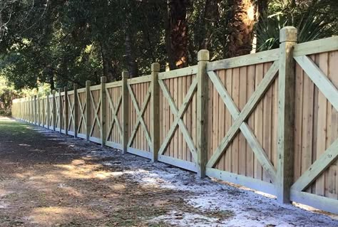 Farm Privacy Fence, Farmhouse Privacy Fence Ideas, Rural Privacy Fence Ideas, Privacy Fence Styles, Farmhouse Privacy Fence, Front Of House Landscape Ideas Farmhouse, Privacy Fence Ideas Front Yard, Farmhouse Fence Ideas, Rustic Wood Fence