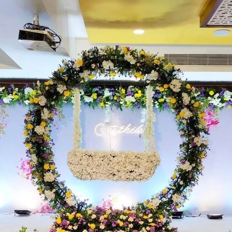 Indian Naming Ceremony Decoration Ideas, Chathi Decoration, Baby Naming Ceremony Decorations, Cradle Decoration For Naming Ceremony, Cradle Ceremony Decorations, Name Reveal Ideas, Cradle Decoration, Leaf Decor Wedding, Ganpati Decoration Theme