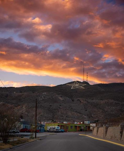 A Fiery Starry Sunset 🔥 ⭐️ 🌅 #elpaso #eptx #wearetheborder #915 #inspiredbyelpaso #epforward #itsallgoodep #iloveeptx #iam_elpaso #elpasostrong Starry Sunset, 1980s Aesthetic, Texas Sunset, Arte Cholo, Texas Forever, Red Dirt, Texas City, Sun City, Amazing Sunsets