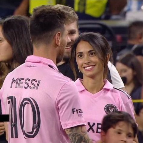 leo and antonella messi inter miami Messi Y Antonella, Messi And Wife, Antonella Messi, Messi Y Neymar, Lionel Messi Family, Messi Goals, Antonella Roccuzzo, Football Couples, Messi Videos