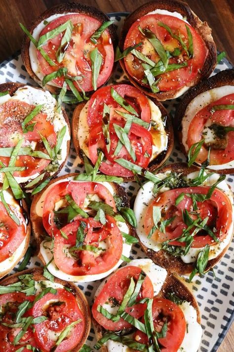 Caprese Salad Bites, Bachelorette Party Food, Pesto Mozzarella, Mozzarella Tomato, Mini Bagels, Bagel Bites, Bacon Breakfast, Lunch Recipes Healthy, Balsamic Glaze