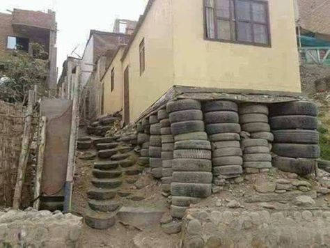 31 Cursed buildings Construction Fails, Watch The World Burn, Houses Ideas, Design Fails, Construction Worker, Funny Tumblr Posts, Epic Fails, Civil Engineering, Tires