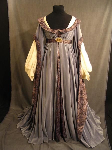 So beautiful. Medieval Gown, Medieval Garb, Medieval Woman, Medieval Costume, Old Dresses, Medieval Dress, Medieval Clothing, Medieval Fashion, Fantasy Dress