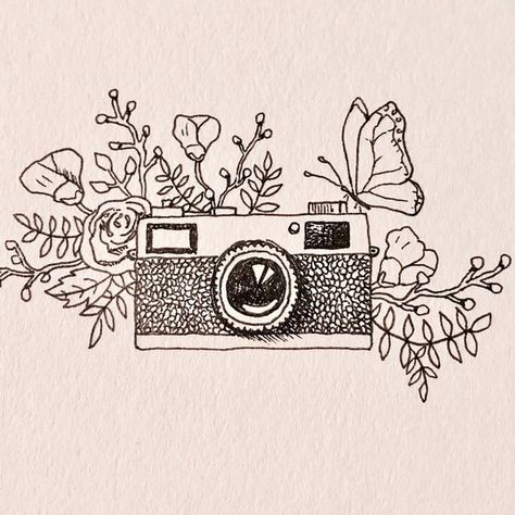 44 Likes, 10 Comments - Marjae Cashdollar (@by_marjae) on Instagram: “Just a little vintage camera doodle for my online photography gallery. • • • • #doodle #drawing…” Drawing Ideas Easy Doodles Sketches, Vintage Books Aesthetic, Journal Illustrations, Sketches Vintage, Camera Doodle, Drawing Ideas Easy Doodles, Doodles Easy, Doodles Sketches, Drawing Doodles