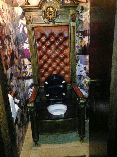 Throne toilet Bath House Ideas, Wallpaper Toilet, Toilet Installation, Black Toilet, Toilet Rug, Unique Home Accessories, Throne Room, Accessory Ideas, Castle House