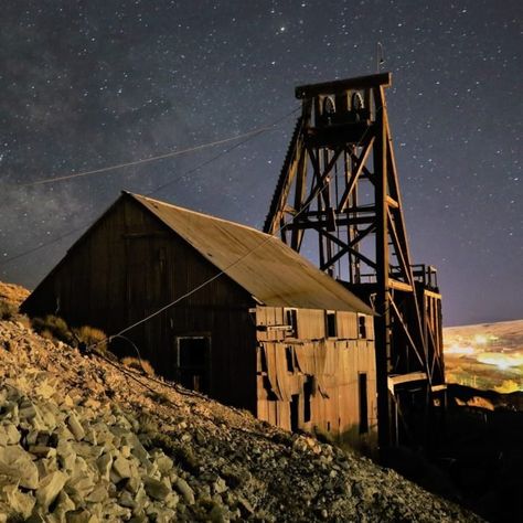 Experience some of Nevada's darkest skies and one of its best stargazing spots when you visit Tonopah Stargazing Park. This little-known spot is perfect for night sky lovers and it's bound to leave you starstruck. Tonopah Nevada, Mining Town, Haunted Hotel, Places To Visit In Paris, Reno Nevada, Super Dark, Light Pollution, Starry Night Sky, American Southwest