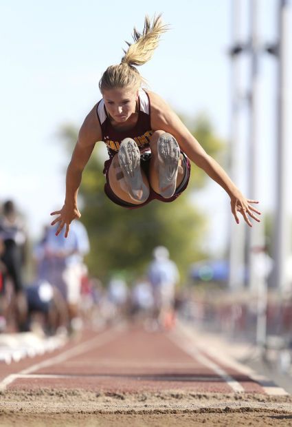 Girls track and field: Salpointe High and Alyssa Thompson dominated the state track and field tournament. Track Motivation, Track And Field Equipment, Spirit Posters, Track Workouts, Track Quotes, Scrapbooking Sports, Foto Sport, Athletics Track, Track Pictures