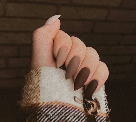 Нюдовый матовый маникюр Monochromatic Nails, Matted Nails, Tape Nail Art, Dip Manicure, Manicure Ideas, Ideas Nails, Popular Nails, Brown Nails, Matte Nails