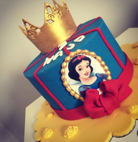 Snow White Cake Design, White Birthday Cake Ideas, Birthday Cake Doll, Snow White Birthday Cake, White Cake Design, Cinderella Cake Designs, Bolo Hot Wheels, Special Birthday Cake, Cake Barbie