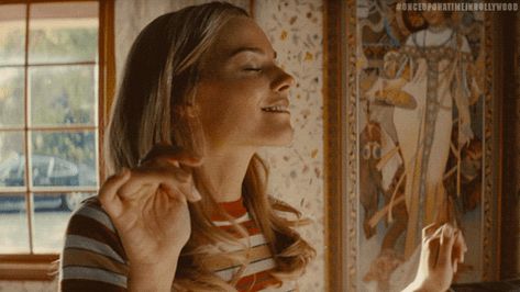 Margot Robbie Gif, Leo Dicaprio, Sharon Tate, Movie Gifs, Quentin Tarantino, Margot Robbie, Leonardo Dicaprio, Brad Pitt, Harley Quinn