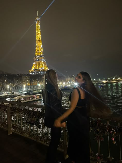 Eiffel Tower Pictures, Friends In Paris, Girl In Paris, Paris Trip, Parisian Life, Paris Pictures, Paris Aesthetic, Best Friends Aesthetic, Living In Paris