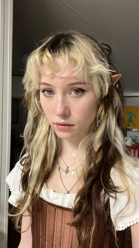 Ren Fest Costume, Goblincore Hair, Goblincore Makeup, Medieval Core, Colorblock Hair, Goblincore Decor, Larp Costumes, Renn Faire, Funky Makeup