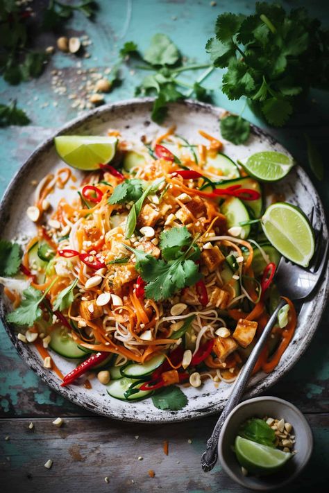 Pad Thai Recipe Vegetarian, Pad Thai Recipe Easy, Veggie Pad Thai, Vegetable Pad Thai, Vegetarian Pad Thai, Thai Chicken Recipes, Vegetarian Thai Recipes, Thai Recipes Authentic, Vegetarian Thai