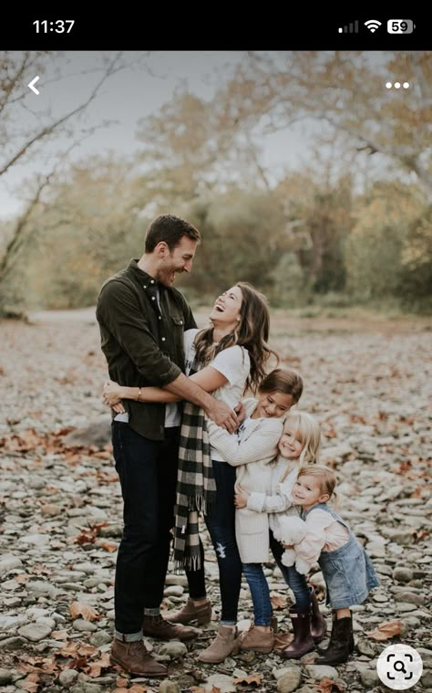 Filming Studio, Music Graphic Design, Big Family Photos, Photo Halloween, Winter Family Photos, Cute Family Photos, Art Painting Abstract, Family Photoshoot Poses, Fall Family Portraits