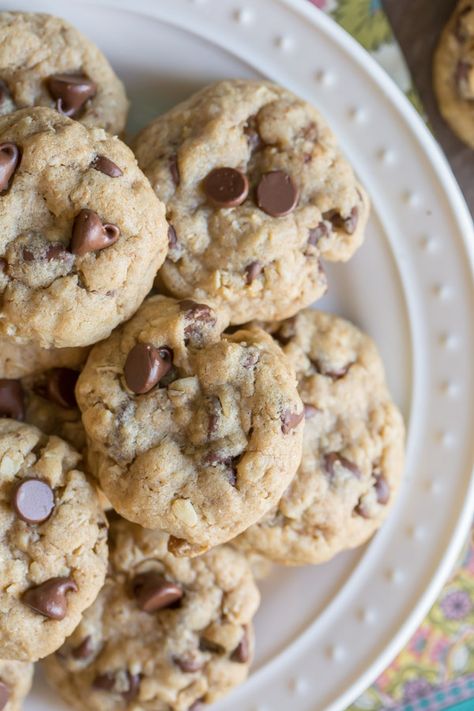 Whole Wheat Oatmeal Chocolate Chip Cookies - These sweet treats are made with white whole wheat flour, oats, and coconut oil, but you'd never know their healthy secret! Coconut Oil Cookies, Whole Wheat Cookies, Wheat Flour Recipes, Oatmeal Chocolate Chip Cookie Recipe, Super Cookies, Healthy Chocolate Chip Cookies, Wheat Recipes, Nice Recipes, Healthy Chocolate Chip