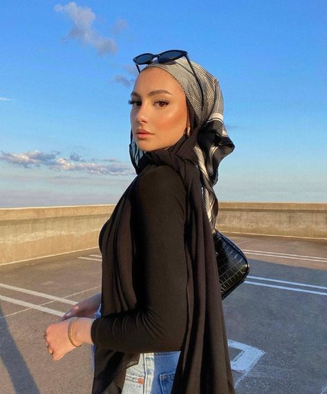 All The Ways To Wear A Bandana With Hijab - Hijab Fashion Inspiration Modest Muslim Fashion, Hijab Turban Style, Hijab Ideas, Tutorial Eyeshadow, Hijab Fashion Summer, Estilo Hijab, Turban Hijab, Stile Hijab, Modern Hijab