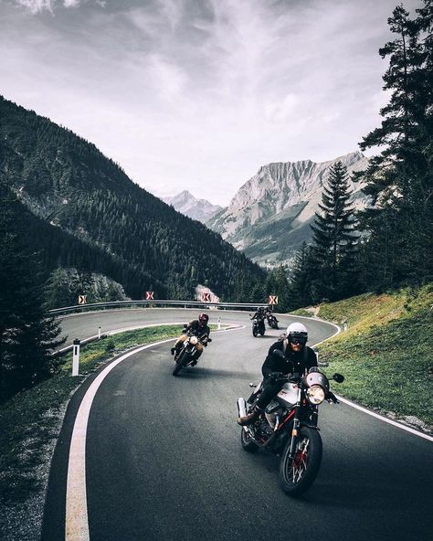 𝘽𝙄𝙆𝙀𝙍’𝙎 𝙅𝙊𝙐𝙍𝙉𝘼𝙇 on Instagram: “Weekend arriving❗️ Where are you riding❓ . 📷 @maxleitner” Motorcycle Road Trip, Starboy Aesthetic, Motorcycle Trip, 2 Guys, Autumn Travel, Motorcycle Adventure, Motorcycle Aesthetic, Motorcycle Travel, Adventure Motorcycling