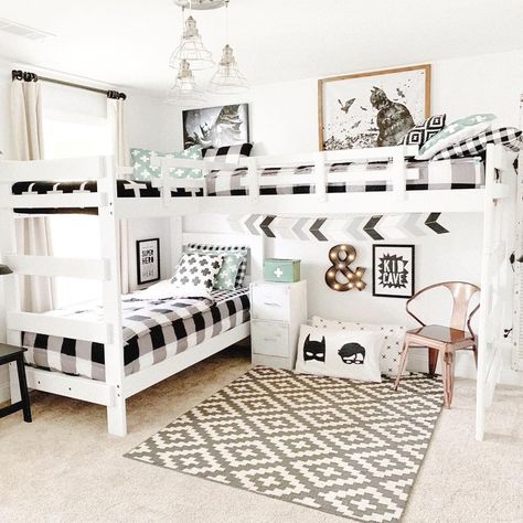 Cottages & Bungalows Magazine on Instagram: “We don’t care how old we are, we would love these bunk beds for ourselves!  How awesome and fun are they? 😍  And we love the timeless black…” Triple Bunk Room Ideas, Diy Bunk Beds, Stylish Bedroom Design, Cottages And Bungalows, Shared Bedroom, Playroom Design, Shared Room, Kids Bunk Beds, Bunk Room