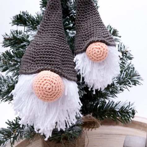 Crocheted Gnomes, Christmas Gifts For Coworkers, Crochet Ornaments, Gnomes Crafts, Christmas Knitting, Loom Knitting, Gifts For Coworkers, Christmas Crochet, Book Crafts