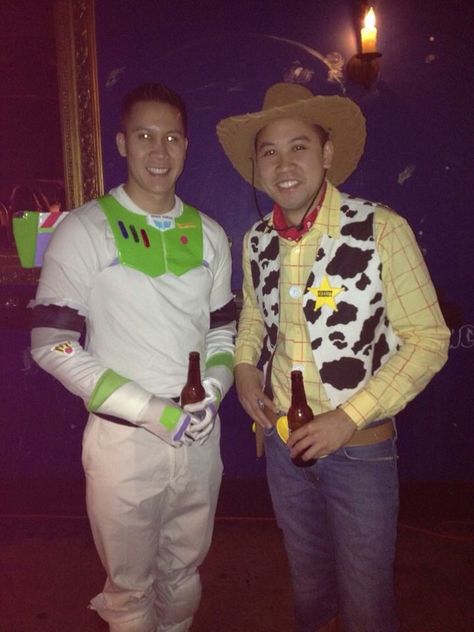 Buzz And Woody Costume, Woody Outfit, Disfraz Buzz Lightyear, Buzz Costume, Buzz Toy Story, Disfraz Toy Story, Gay Halloween Costumes, Gay Halloween, Lightyear Costume