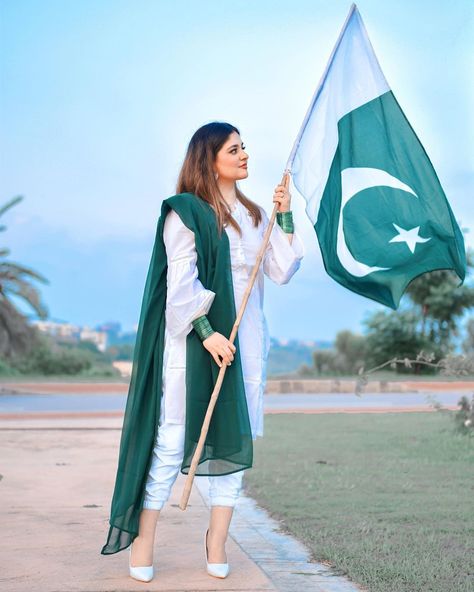 Flag Dp, Pakistan Independence Day Images, August Dress, Pakistan Flag, Pakistani Actress, Girl Dresses, Independence Day, Pakistan, Flag