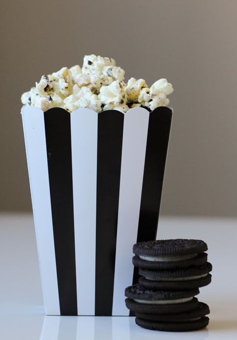 Try this black and white popcorn for a black and white movie! Pair a good movie with this delicious White Chocolate Cookie Popcorn recipe! Oreo White Chocolate, Chocolate Popcorn Recipe, White Chocolate Popcorn Recipe, Oreo Popcorn, Popcorn Recipes Chocolate, Popcorn Ideas, White Chocolate Oreos, White Chocolate Popcorn, White Popcorn