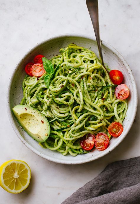 This creamy vegan zucchini pesto and spiralized noodles is a simple, 5 ingredient recipe using only wholesome ingredients! Great for light lunch, dinner, snack or make ahead meal. Zucchini Wraps, Vegan Zucchini Recipes, Simple Veganista, Vegan Pesto Recipe, Raw Zucchini, Zucchini Noodle, Zucchini Noodle Recipes, Noodle Recipe, Kale Pesto