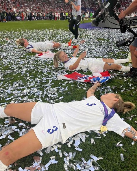 Woman Footballer Aesthetic, Women’s Soccer Players, Soccer Athlete Aesthetic, Soccer Women Aesthetic, Soccer Life Aesthetic, Woman Football Aesthetic, Female Footballer Aesthetic, Football Women Aesthetic, Vision Board Soccer