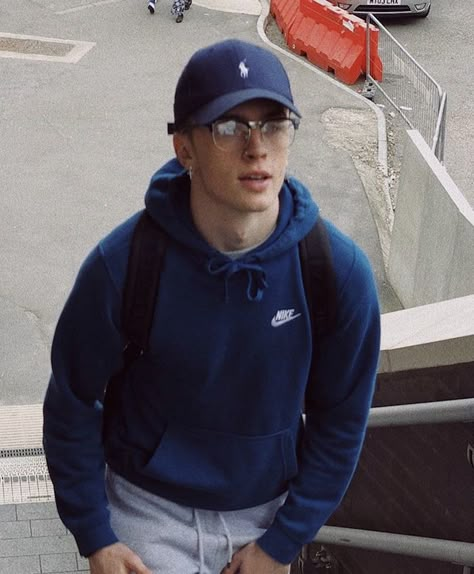 Guy In Baseball Cap Aesthetic, Backwards Baseball Cap Men, Hot Glasses Look Men, Glasses Ideas Men, Men Fashion Glasses, Mens Style Athletic, Glasses Guy Aesthetic, Guy With Glasses Aesthetic, Boys With Glasses Aesthetic