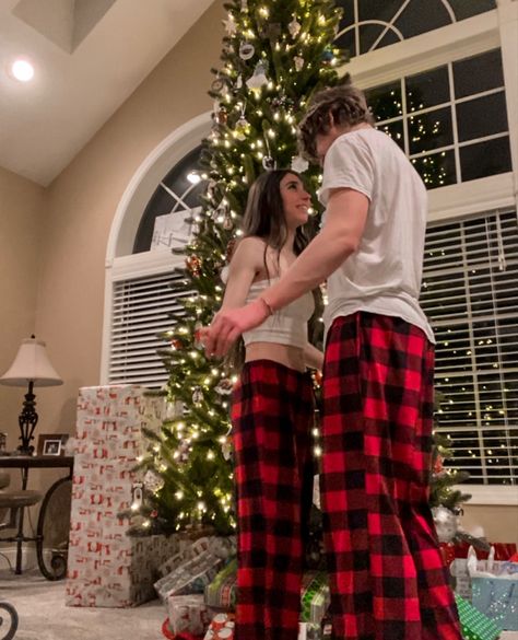 Couples Matching Xmas Pjs, Christmas Date Night Aesthetic, Romantic Date Ideas For Girlfriend, Cute Christmas Photos Aesthetic, Cute Christmas Pics With Boyfriend, Holiday Couple Ideas, Cute Christmas Pictures For Couples, Matching Pyjamas Couple Christmas, Husband And Wife Christmas Photos