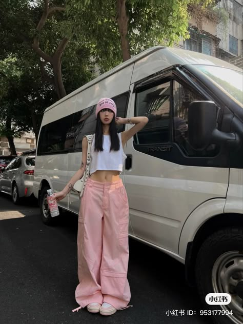 Pink Cargo Pants Outfits, Pink Cargo Pants, Celebrity Aesthetic, Fashion Dream Job, Clown Doll, California Outfits, Korean Casual Outfits, Outfit Pink, Cute Pants