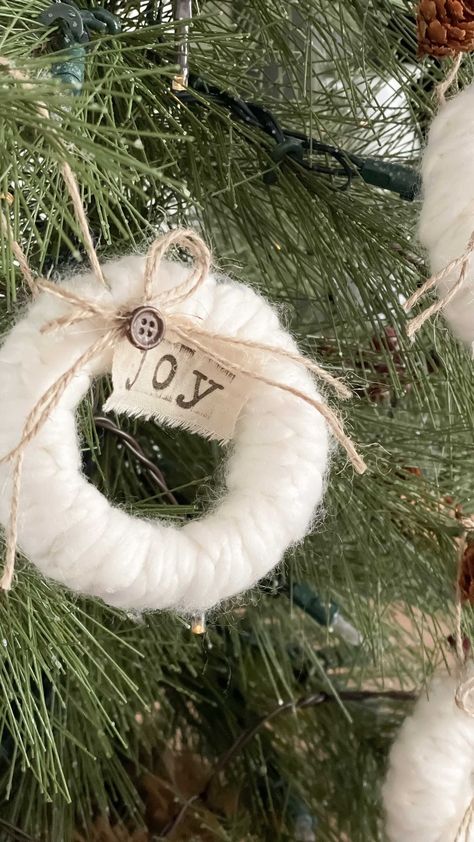 Yarn Wreath Ornament, Twine Christmas Ornaments, Yarn Christmas Crafts, Wreath Ornaments Diy, Make Chunky Yarn, How To Make A Wreath, Yarn Wreath Diy, Yarn Christmas Ornaments, Chunky Yarn Wreath