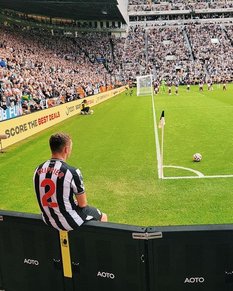 The photo, and the photographer ⏩️ // 📸: Getty Sport & C Roser via FB • • • • #trippier #kierantrippier #nufc #newcastleunited… | Instagram Mid 90s Aesthetic, Newcastle Football, Kieran Trippier, Football Or Soccer, Newcastle United Fc, Football Photography, Instagram Link In Bio, St James' Park, Soccer Life