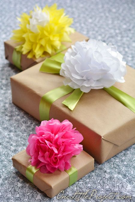 Gift wrapping with tissue paper flowers is a simple way to wrap gifts, but it looks so beautiful!  This would be perfect for Mother's Day! Wrapping With Tissue Paper, Bridal Shower Gift Wrapping Ideas, Tissue Flowers, Gift Wrapping Techniques, Gift Wrapping Inspiration, Gifts Wrapping Diy, Simple Gift Wrapping, Creative Gift Wrapping, Professional Gifts