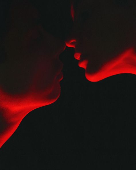 A kiss in the red light I Like The Way You Kiss Me Aesthetic, Couple Red Light, Kiss Photo Idea, Red Lighting Aesthetic, Couple Red Aesthetic, Kissing Aesthetique, Red Romance Aesthetic, Red Couple Aesthetic, Red Aesthetic Photos