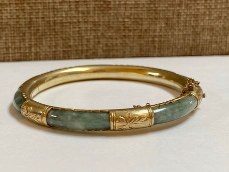 خواتم خطوبة, Vintage Gold Bracelet, Carved Flowers, Gold And Green, Jade Bangle, Dope Jewelry, Yellow Gold Setting, Safety Chain, Funky Jewelry