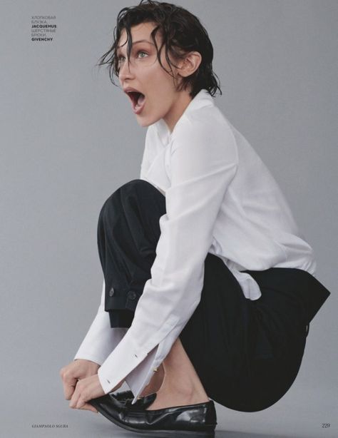 Bella Hadid Poses in Minimal Looks for Vogue Russia Harry Clarke, Model Test, Vogue Spain, Minimal Look, Hadid Style, Model Poses Photography, Foto Poses, Vogue Russia, Vogue Magazine