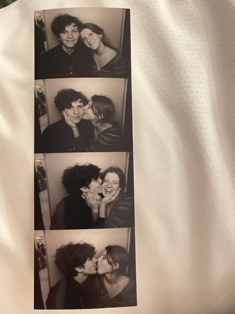 Couple Photo Booth Pictures Aesthetic, Photo Booth Aesthetic Couple, Couple Picture Photobooth, Photobooth Pictures Couple Aesthetic, Couples Photobooth Pictures, Photobox Couple, Cute Couple Photobooth Pics, Photobooth Couple Aesthetic, Photobooth Aesthetic Couple