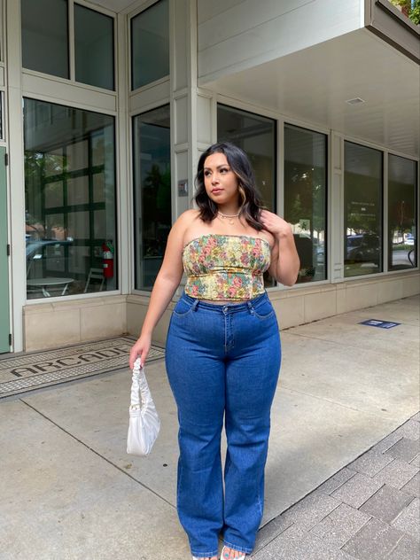 Curvy Mid Size Outfits, Plus Size Short Torso Style, Plus Size Streetwear Fashion Summer, Plus Size Cute Aesthetic, Different Aesthetics Fashion Plus Size, Mid Sized Women Outfits, Plus Size Cute Outfits Summer, Art Gallery Outfit Plus Size, Mid Rise Jeans Outfit Plus Size