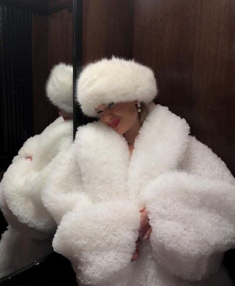 White Fur Outfit, Rich Vibes, Fur Outfit, White Fur Coat, Winter Princess, Snow Princess, Snow Girl, Coat Winter, Winter Girls